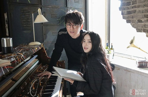 [사진]도로시컴퍼니 제공,신승훈과 로시(오른쪽)