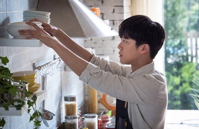 '당신의 하우스 헬퍼' 하석진, 첫 스틸컷 공개…살림꾼 변신