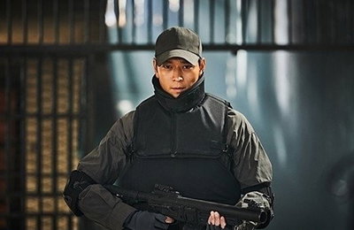 '인랑’, 강동원의 독보적인 태 담은 스틸컷 공개 '늑대와 인간 사이'