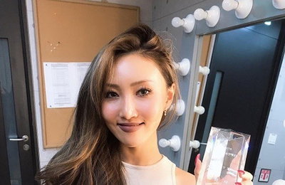 마마무 화사, 섹시함으로 뽐낸 신인상 트로피…"핫한 존재감"