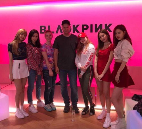[사진]YG엔터테인먼트 제공, 블랙핑크와 코첼라 창시자인 폴 토레트(가운데)
