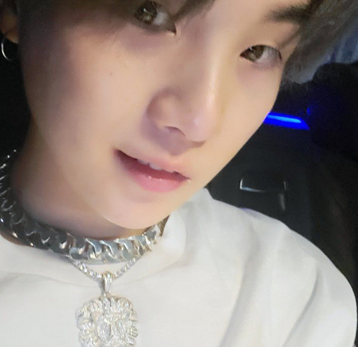 [사진]방탄소년단 SNS, 로즈볼 무대에서 팬들과 만난 방탄소년단 슈가
