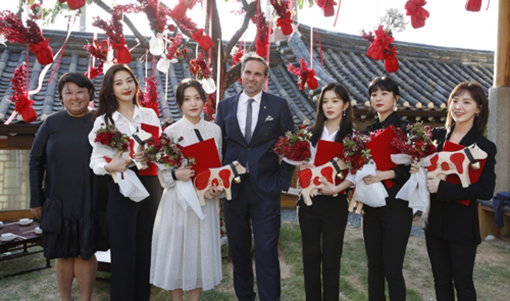 [사진]스위스관광청 제공, 마틴 니데거 스위스관광청 본청 CEO(가운데)와 김지인 한국사무소장(맨 왼쪽), 레드벨벳
