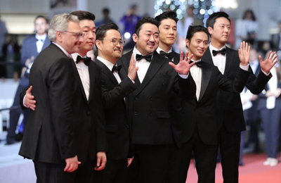 칸의 밤 장식한 영화 "악인전"…4분간의 기립박수