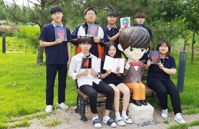 유노윤호 다국적 팬들, 모교에 첫 솔로 앨범 기증
