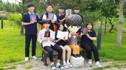 [사진]광주시교육청 제공, 유노윤호 앨범 선물 받은 후배들