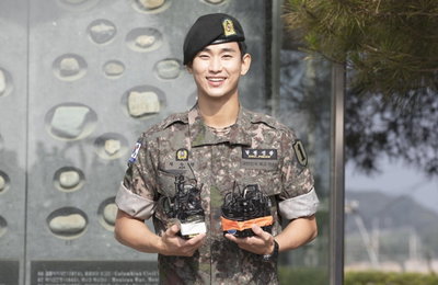 김수현 전역 "후련하다…내년에 작품으로 인사"