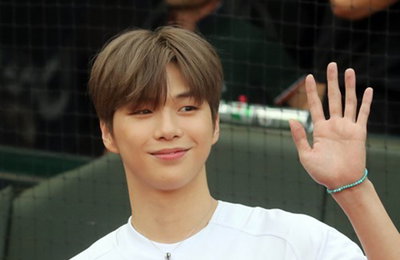 '강다니엘 효과' 롯데, 모처럼 열띤 응원 받아