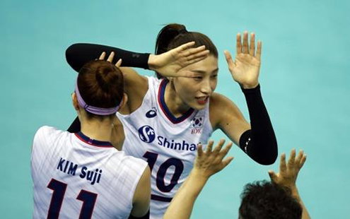 [사진]국제배구연맹 홈페이지 캡처, 올림픽 세계예선 멕시코전 득점 후 기뻐하는 김연경(중앙)
