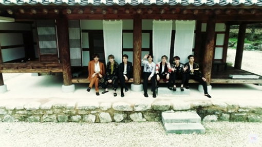 [사진]BTS, 완주 한옥마을 배경 '썸머 패키지' 영상 유튜브 캡처