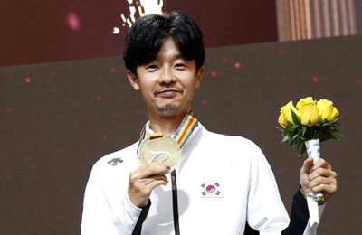 김현섭, 8년만에 받은 동메달…2011 세계선수권 20㎞경보 시상식