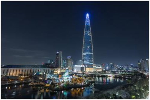 [사진]롯데물산 제공, 조명 켜진 롯데월드타워, 롯데타워&middot;남산서울타워 '유니세프 파랑'&middot;'BTS 보라' 조명
