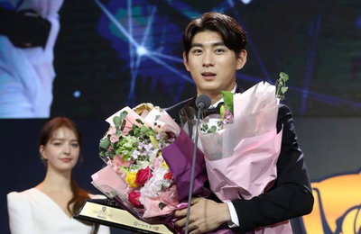 '2년 연속 골든글러브' 이정후 "이 영광, 내 친구 성훈이와"