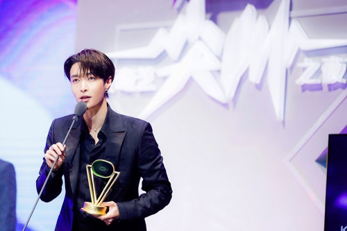 [사진]SM엔터테인먼트 제공, '아이치이 함성의 밤' 수상한 엑소 레이
