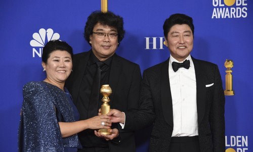 [사진]연합뉴스, 골든글로브 외국어영화상 받은 '기생충' 감독&middot;출연진