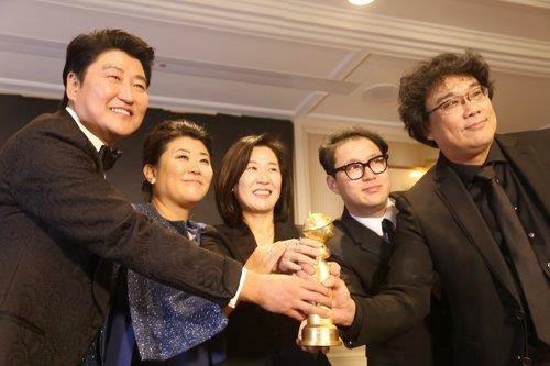 [사진]연합뉴스, 골든글로브 트로피 든 기생충 팀