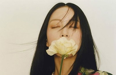 꽃을 든 한예슬 화보 공개 '우아+세련'