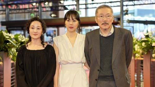 [사진]연합뉴스, '도망친 여자'의 서영화(왼쪽), 김민희(가운데), 홍상수 감독(오른쪽)