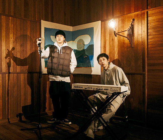 [사진]AOMG 제공, 코드 쿤스트(우)와 수록곡 '롤린'을 피처링한 pH-1