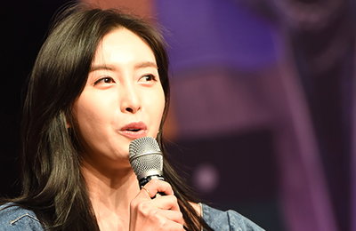 문종업 쇼케이스 진행을 맡은 홍재경 아나운서 '데님 원피스 발랄 패션'