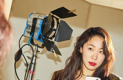 이미도, 과감한 의상+포즈로 색다른 모습 자랑