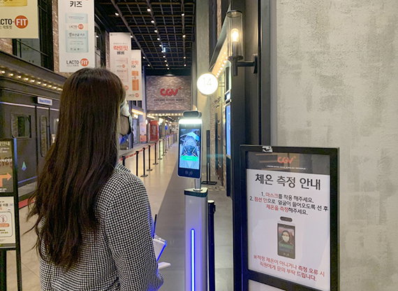 [사진]CGV 제공, CGV용산아이파크몰에 설치된 '스마트 패스'