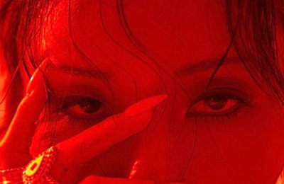 마마무 화사, 붉은 조명 아래 강렬함..고혹적 눈빛