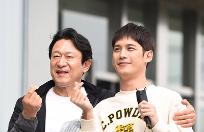 [포토] '꼰대인턴' 방구석 팬미팅 참석한 배우 김응수-박기웅, 손하트 발사~