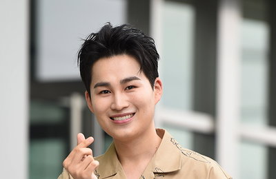[포토] '꼰대인턴' 방구석 팬미팅 참석한 가수 김희재, '손하트+머리 위로 큰 하트' 2종 세트 선사