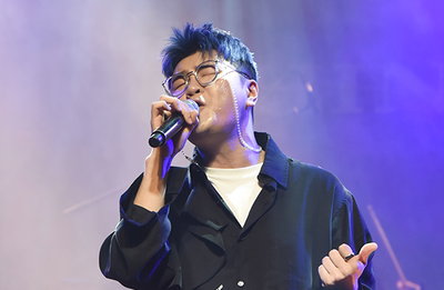 [포토] 솔로 가수 신용재, 폭풍 가창력으로 고음폭발!