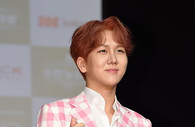 [포토] 미스터트롯 출신 가수 김수찬, 손하트에도 끼가 느껴져~