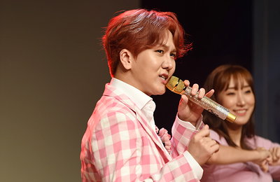 [포토] 미스터트롯 출신 가수 김수찬, 신곡 '엉덩이' 무대로 화려한 컴백