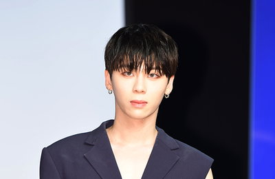 [포토] 원더나인의 김태우, 상남자의 절개 슈트와 손하트