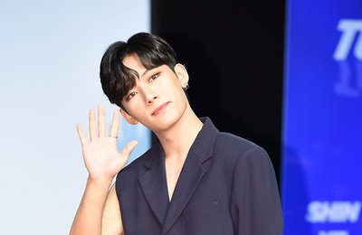 [포토] 원더나인의 정택현, 조각미남의 시크한 손인사~