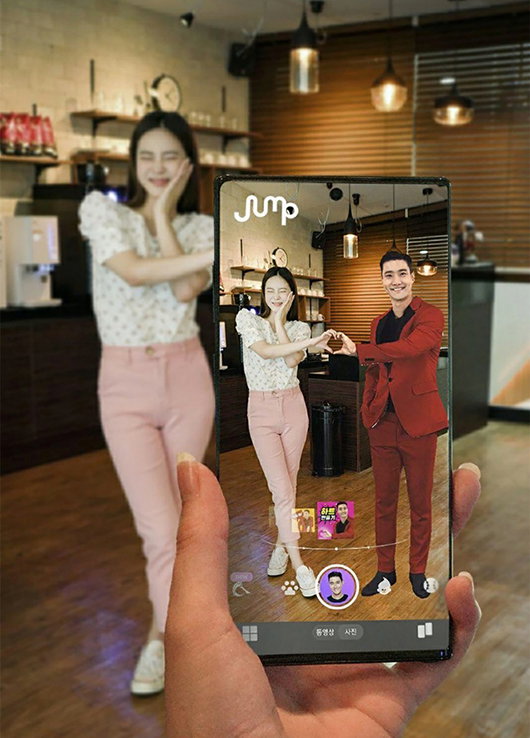 [사진]SK텔레콤 제공, 최시원 캐릭터와 사진찍는 SKT 홍보모델
