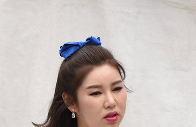 [포토] 가수 송가인, '더운 날씨에는 선풍기가 필수'