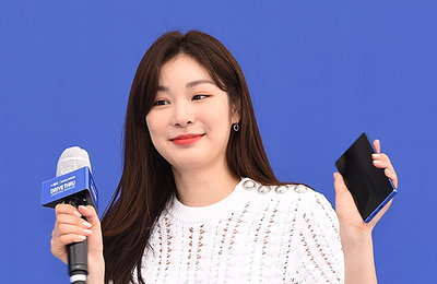 [포토] 김연아, 갤럭시 노트20 5G 드라이브 스루 행사 왔어요~
