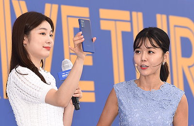 [포토] 김연아, 갤럭시 노트20 5G 폰 들고~