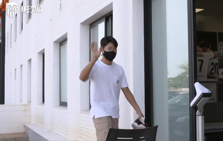 [사진]발렌시아 홈페이지 캡처, 발렌시아의 프리시즌 훈련에 합류한 이강인이 손을 흔드는 모습
