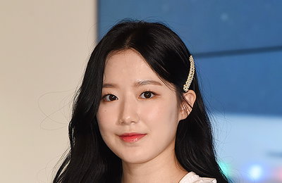 [포토] (여자)아이들 슈화, 포즈의 정석은 손하트로~