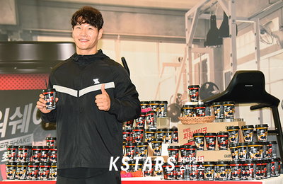 [포토] 가수 김종국, 퍼펙트 파워쉐이크 들고 엄지척!