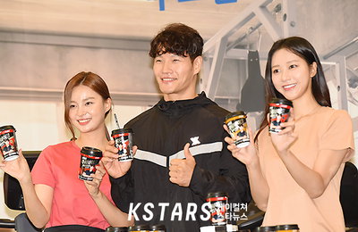 [포토] 가수 김종국, 미녀들 사이에서 찰칵~!