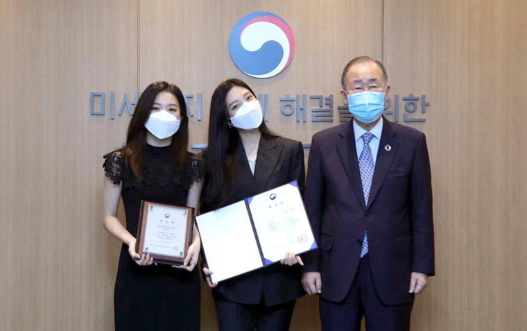 [사진]국가기후환경회의 제공, 레드벨벳의 슬기(왼쪽), 조이(가운데)가 반기문 위원장(오른쪽)