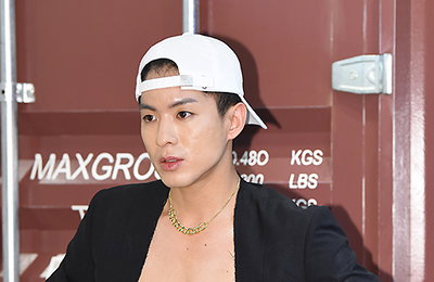 [포토] 가수 나태주, 블랙 재킷 사이로 보이는 복근에 눈길!