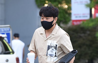 [포토] 가수 김호중, 커피 들고 촬영 현장으로 출근해요~