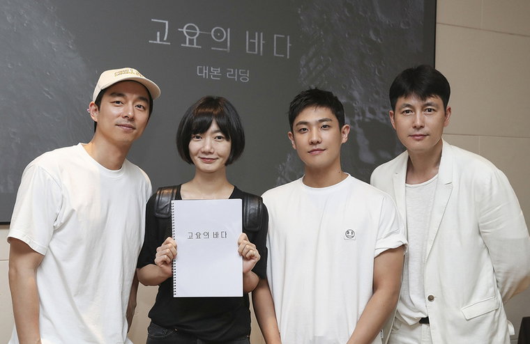 [사진]넷플릭스&middot;매니지먼트숲&middot;프레인TPC 제공, '고요의 바다' 출연진과 제작자 정우성(제일 오른쪽)