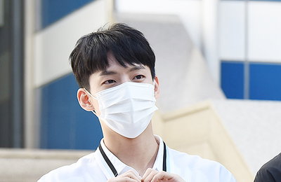 [포토] '전역' 비투비 이민혁, '더 멋진 모습으로 인사 전해요~'