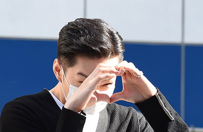[포토] '전역 후 첫 공식일정' 비투비 이창섭, 남다른 팬들을 향한 하트