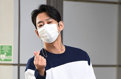 [포토] 가수 테이, '그대에게' 바치는 하트 투척~!