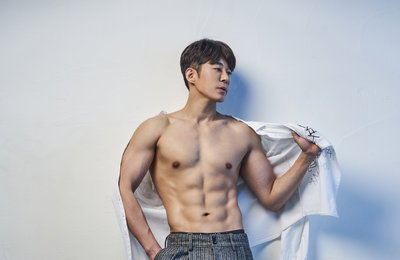 "남자의 변신은 무죄!" 견우, '마지막 노래' 컴백 앞두고 환상의 복근 공개...10kg 감량